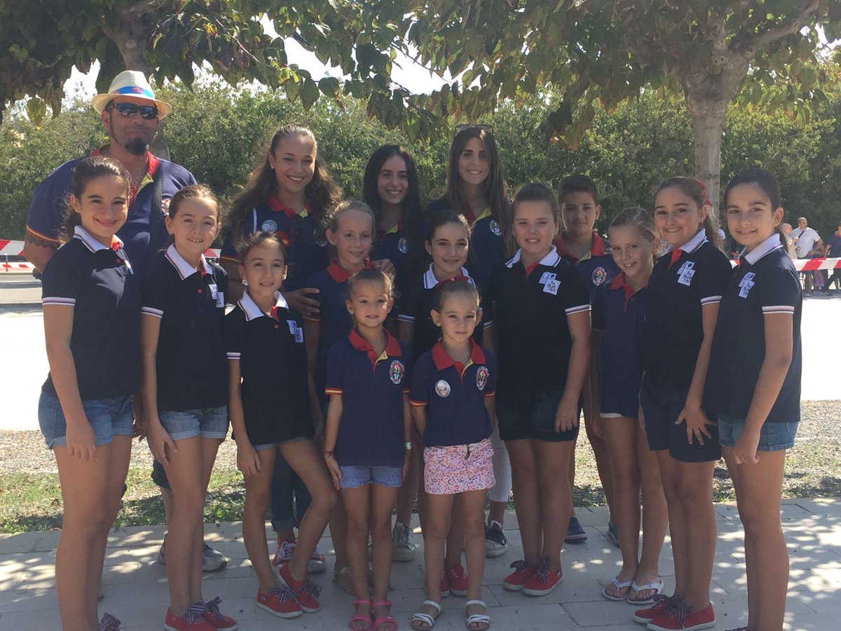 En la #Fiestadefindelverano de la #HogueraParquedelasAvenidas hemos recibido la visita de la #belleadelfocinfantil2017 y sus #damasdelfoc.