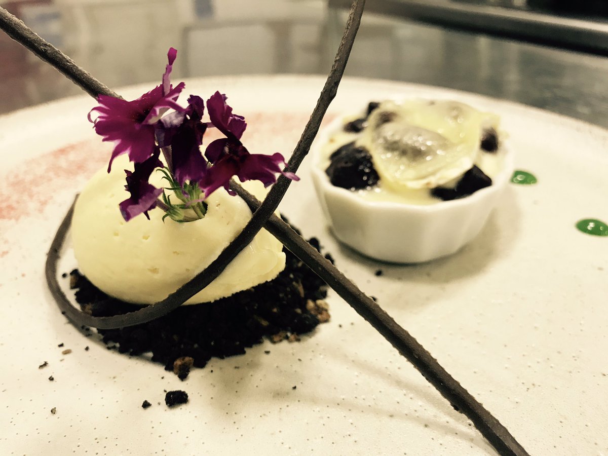 <a href="/mcproedney/">Edney Moreira</a> uma sobremesa top nhoque de chocolate gratinado com queijo Brie e sorvete de baunilha #cozinharestanaalma