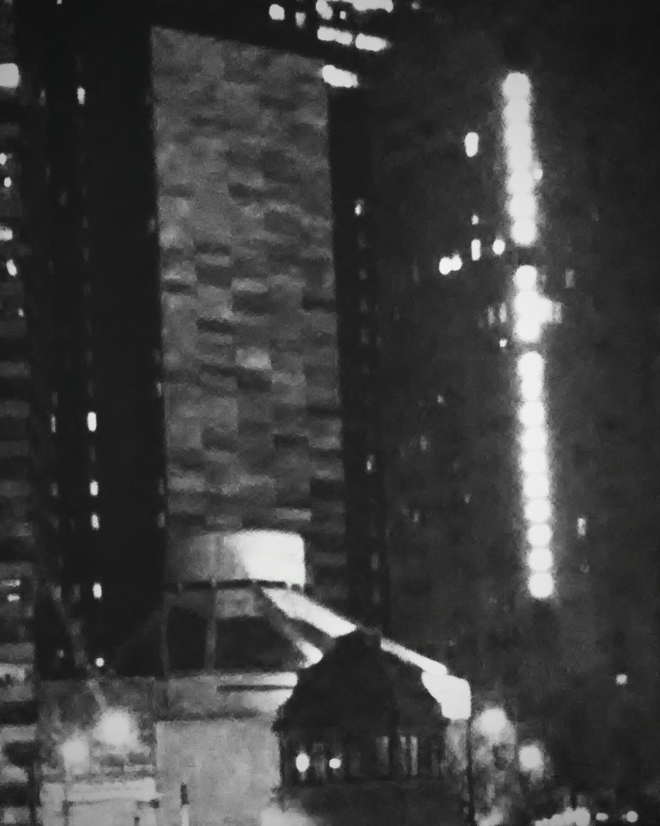 TheMsSnowfire's tweet image. A gradient #façade garners the building @CHICAGOFRAMED