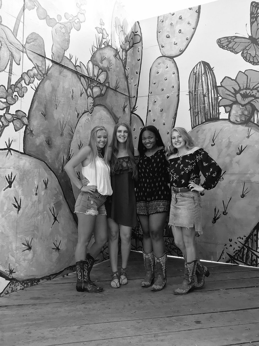 kennedylaurynm's tweet photo. got to kick the dust up w some of my favorite ladies last night✨❤️👢 https://t.co/Wzwgdbtdyr