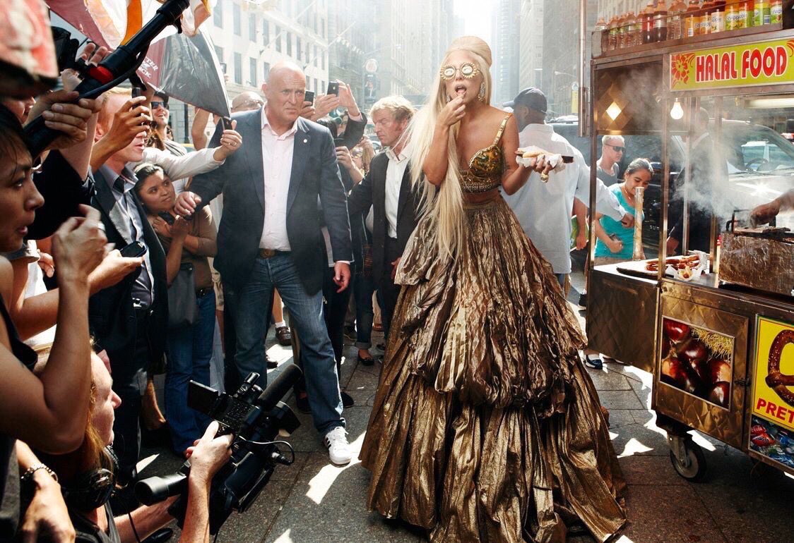 Remember when Lady Gaga sat in the streets of NYC to eat a hot dog wearing  10 inches heels and in the middle of a Vanity Fair shoot? Iconic.