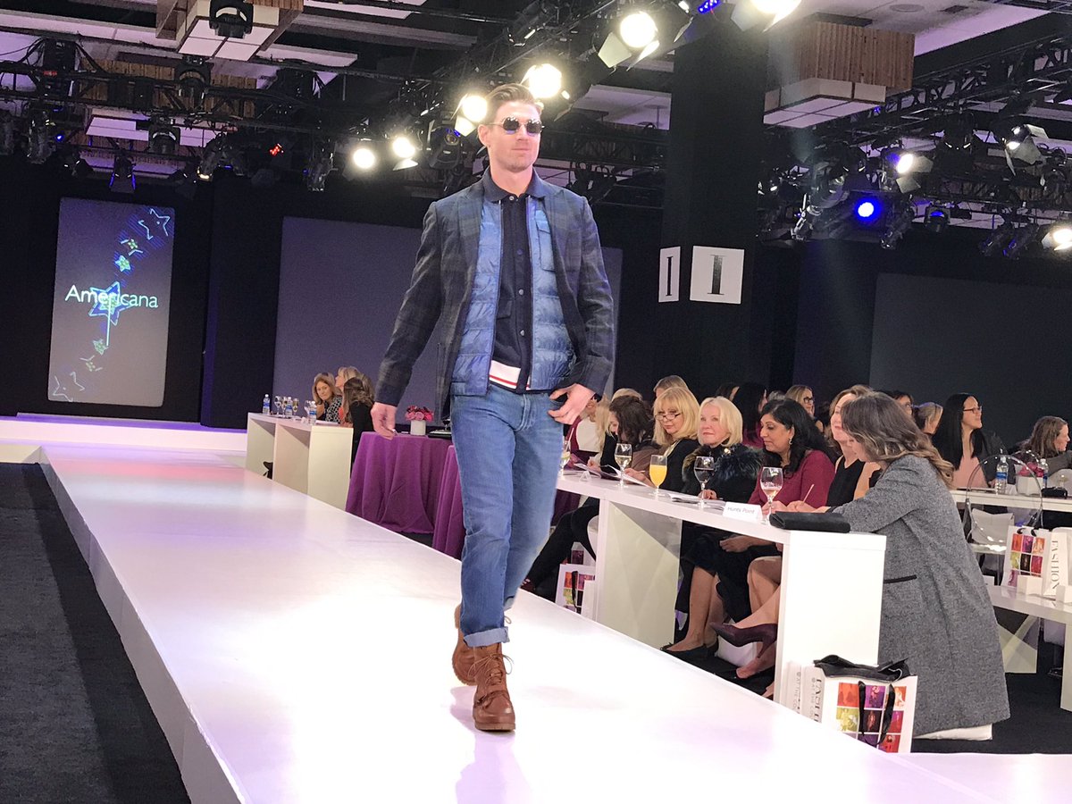 Mapleleopard's tweet photo. Bellevue Fashion Week: top trends for #fall &amp; fun posh party!@BelleCollection @HyattBellevue @425Magazine #bfwweek #styleblog #seattleblog https://t.co/ylsQeUS949
