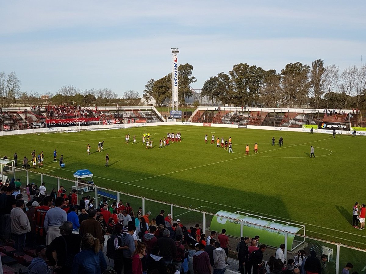 ¡GANÓ DOUGLAS!
Con goles de Arismendi y Martínez, el fogonero venció por 2 a 1 a Libertad de Sunchales. 
#VamosDouglas