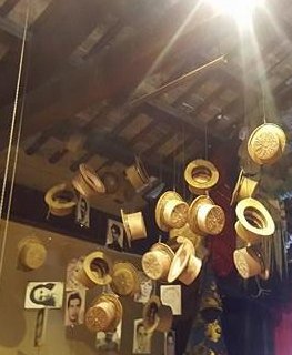 CanaleLucilla's tweet photo. se cadessero cilindri e da ognuno di essi uscisse un bianconiglio  e dietro un cappellaio matto e  si desse il via a tutti i noncompleanni https://t.co/lYmV1qjaV6