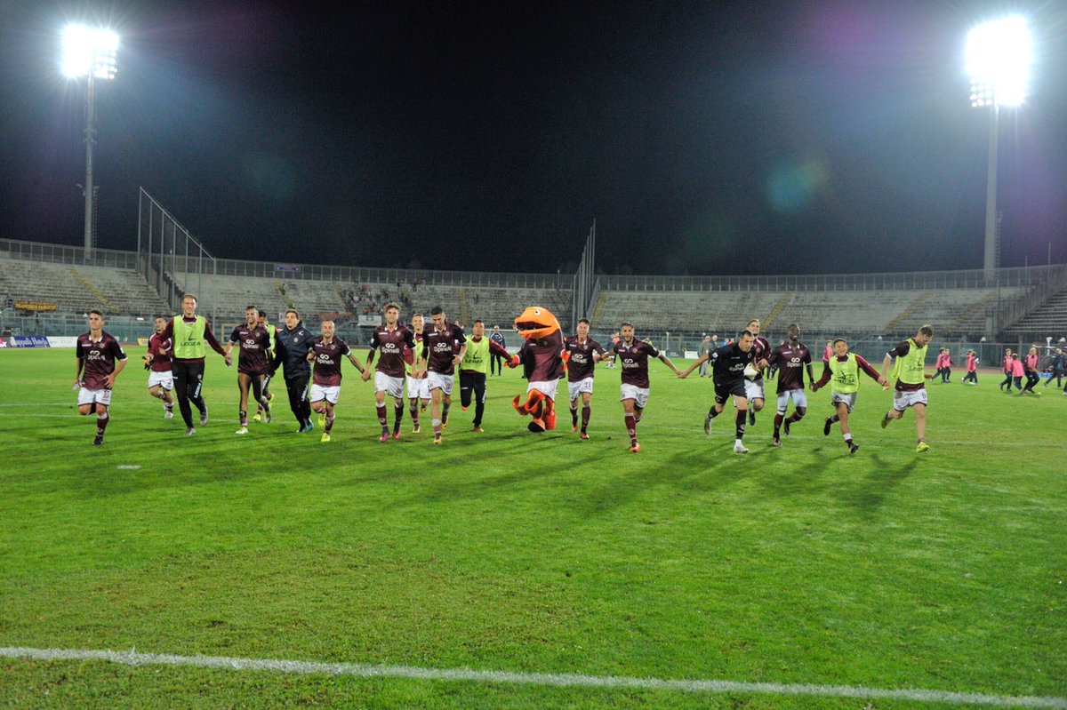 IlTelegrafo's tweet photo. #LivPst 2-0 #CombattiLivorno Il saluto dei giocatori del @LivornoCalcio sotto la Curva Nord https://t.co/940yY1zXsH