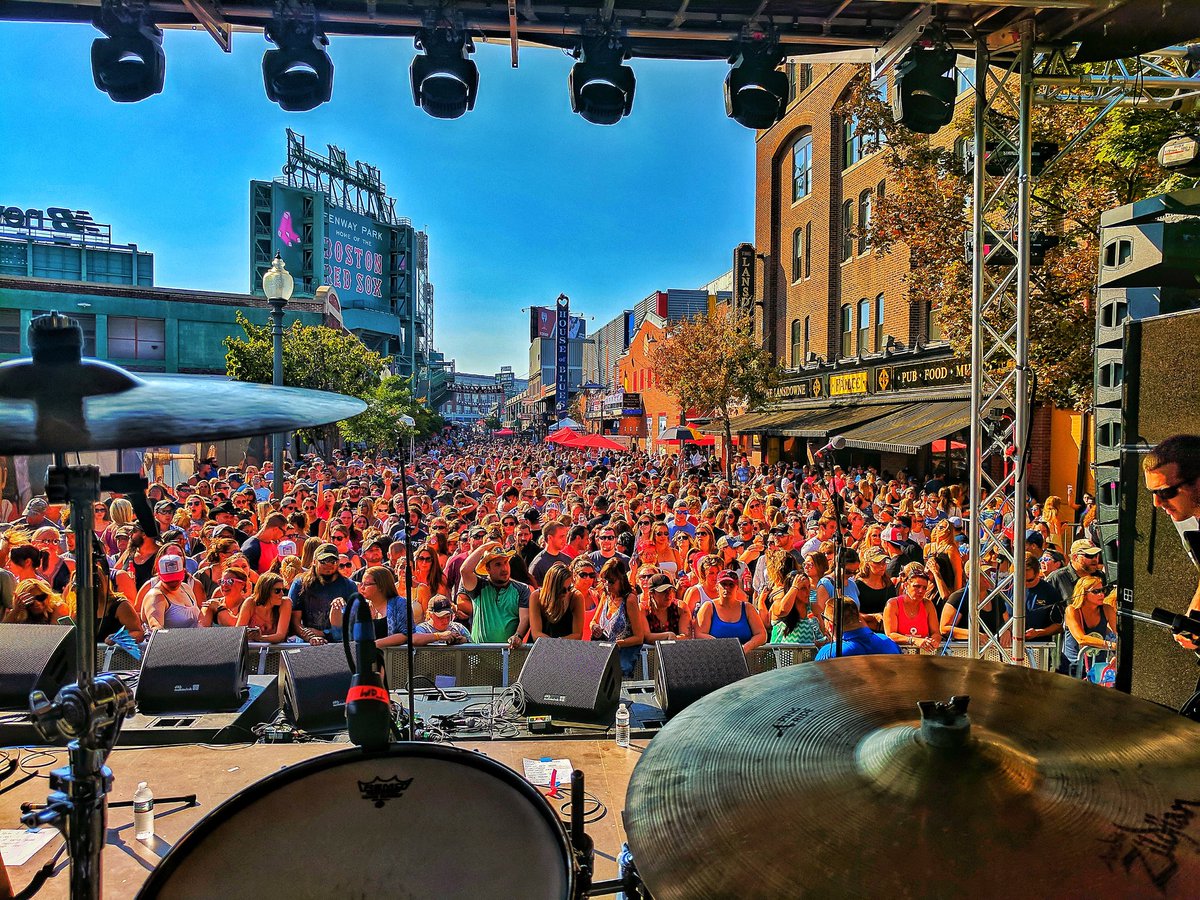 soooooooo, Boston was kinda fun....
thanks to #WKLB for having some #MT <a href="/MichaelTyler93/">Michael Rob</a> noisemaking at their 102.5 block party....