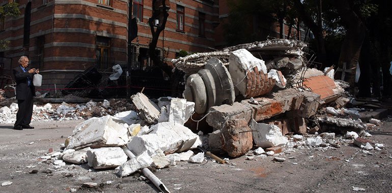 politicomx's tweet photo. 🔴#Sismo
Empleados no pueden ser obligados a trabajar en edificios dañados. Te decimos cómo pueden denunciar: 👉 https://t.co/uE6N5XLVPx https://t.co/0VTOdpqQ0f