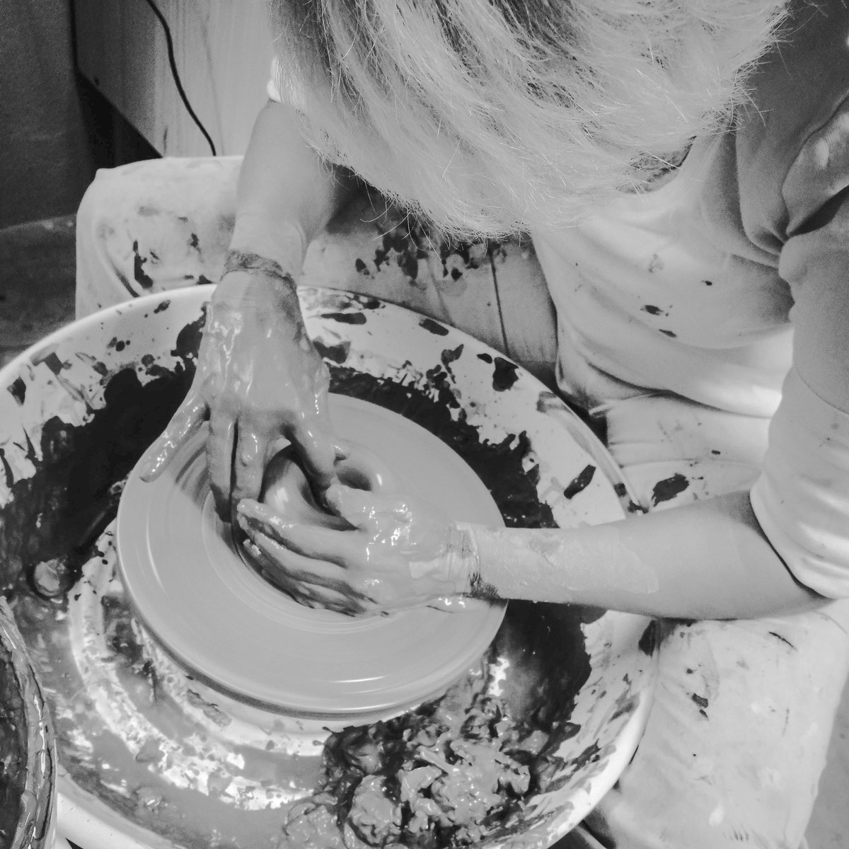 olgamolinadraws's tweet photo. 1 semana aprendiendo a #tornear con XusMontoya es suficiente para volverme tornoadicta Necesito 2 semanas + para desintoxicarme #ceramics https://t.co/UsZnj47XXl