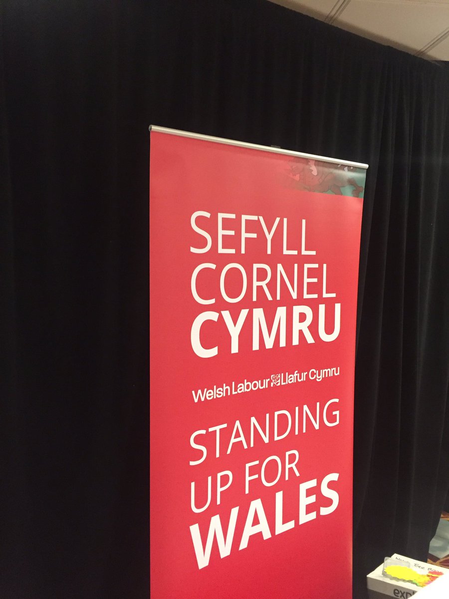 neilhturnbull's tweet image. Jeremy @jeremycorbyn #Welsh night #labour17 saying #studentfee should be same in UK!