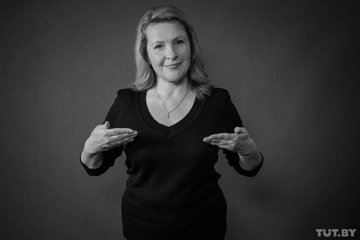 девушка жесты. человек показывает класс. глухонемой человек. жесты для фото. разные эмоции.