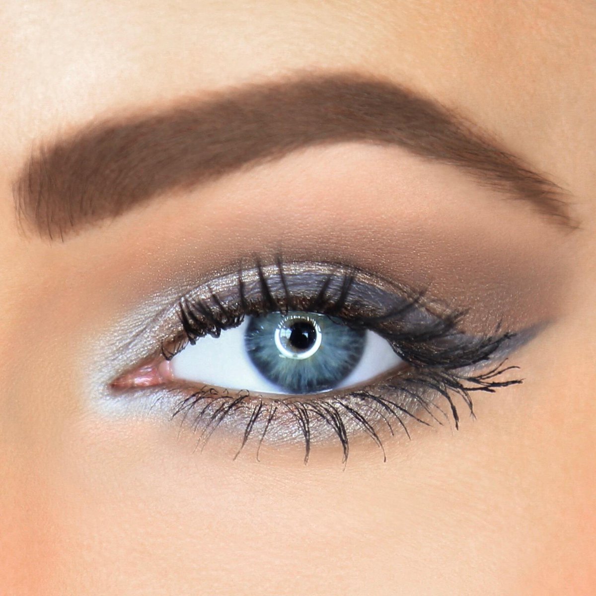 LOrealParisUSA's tweet photo. Metallic eyes are perfect for sweater weather 💎 featuring Lash Paradise and Metallics Eye Shadow (shade Aluminum Foil) https://t.co/NZfdusG7ln