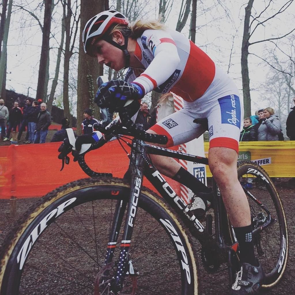 Femmes_Sportive's tweet photo. #cyclocross #WorldCupWaterloo #USA #Manche2
1 @Sannecant 🇧🇪
2 @kaitiekeough 🇺🇸 10''
3 @ellenlikesbikes 🇺🇸16''
...
5 @carolinemani 🇫🇷24'' https://t.co/nj89GOkZpT