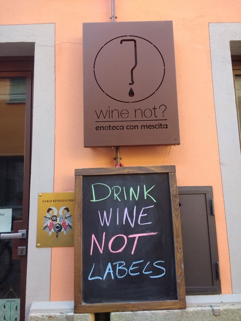 Un gran recordatorio anti snob desde La Morra, Piamonte, Italia/ A great anti-snob reminder from La Morra, Piedmont, Italy.