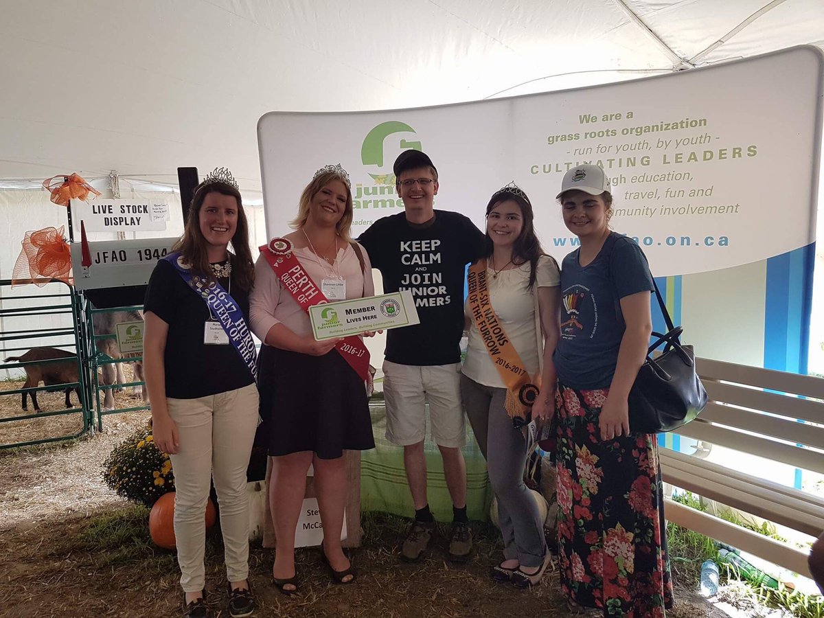 JuniorFarmers's tweet photo. Lots of people dropped by our booth @IPM2017 picking up signs or simply saying hello! #proudJFer https://t.co/eautz7unk0
