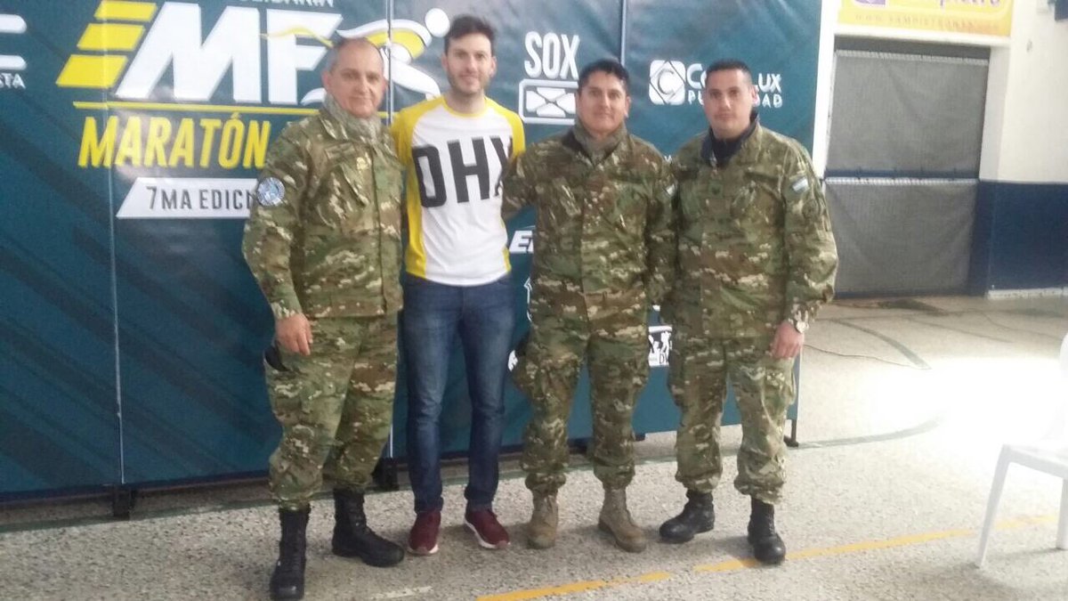 FuerzaAerea_Arg's tweet image. #HOY Personal dela #FuerzaAéreaArgentina y el equipo de paracaidismo #ÁguilasAzules participaron de la @MaratonForgit en #MarDeAjó