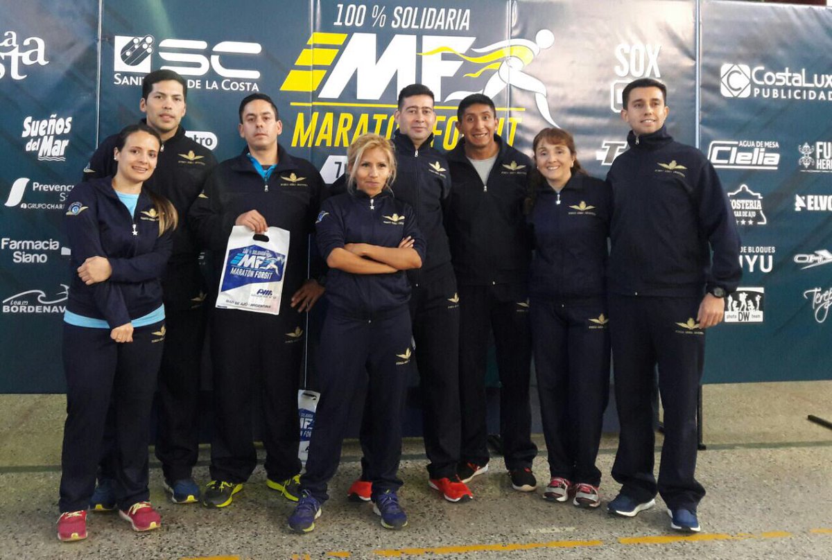 FuerzaAerea_Arg's tweet image. #HOY Personal dela #FuerzaAéreaArgentina y el equipo de paracaidismo #ÁguilasAzules participaron de la @MaratonForgit en #MarDeAjó