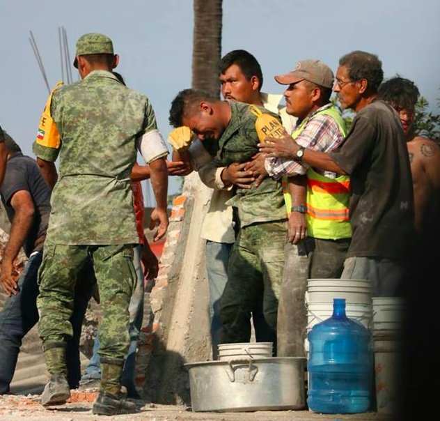 lopezdoriga's tweet photo. La conmovedora imagen de un soldado tras un rescate fallido https://t.co/r3jUJqJFXD https://t.co/NWBvNM0sDk