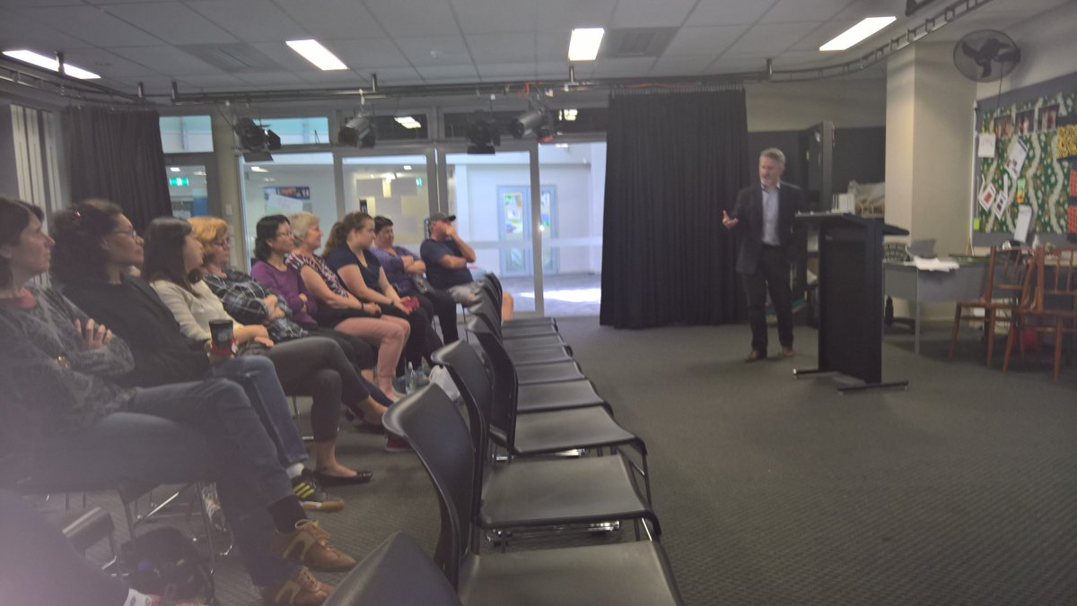 Peter starting the week with a crowd of 25 attending a Microsoft in the classroom session at Marist. <a href="/nzannet/">Anne Taylor</a> @MSNZEducation <a href="/Blumineguy/">Peter Sutton</a>