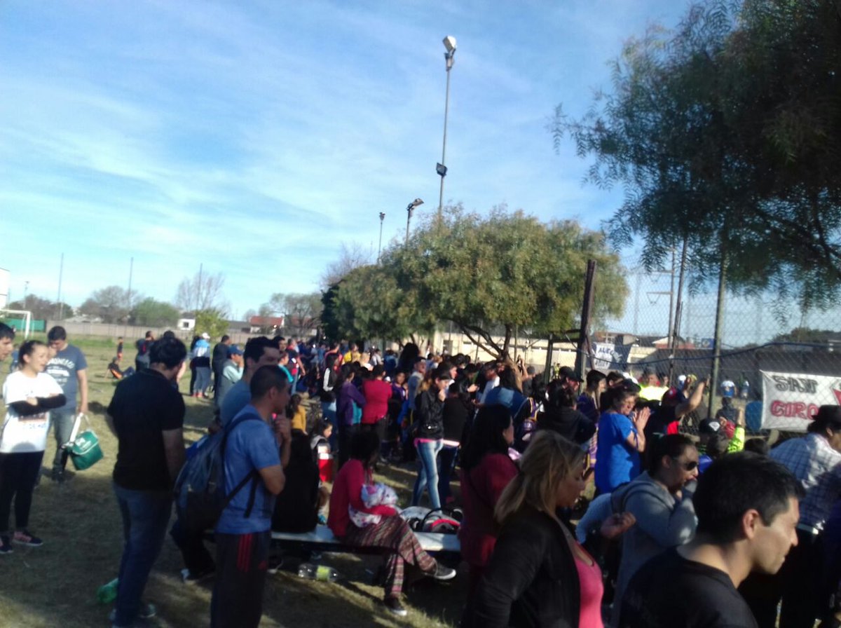 crisqui80's tweet photo. Esta multitud viendo una Final de la Liga Municipal Quilmeña de Fútbol 7. @QuilmesDeportes @guillermogalett @cesardidiego https://t.co/UDQ7CFqXja