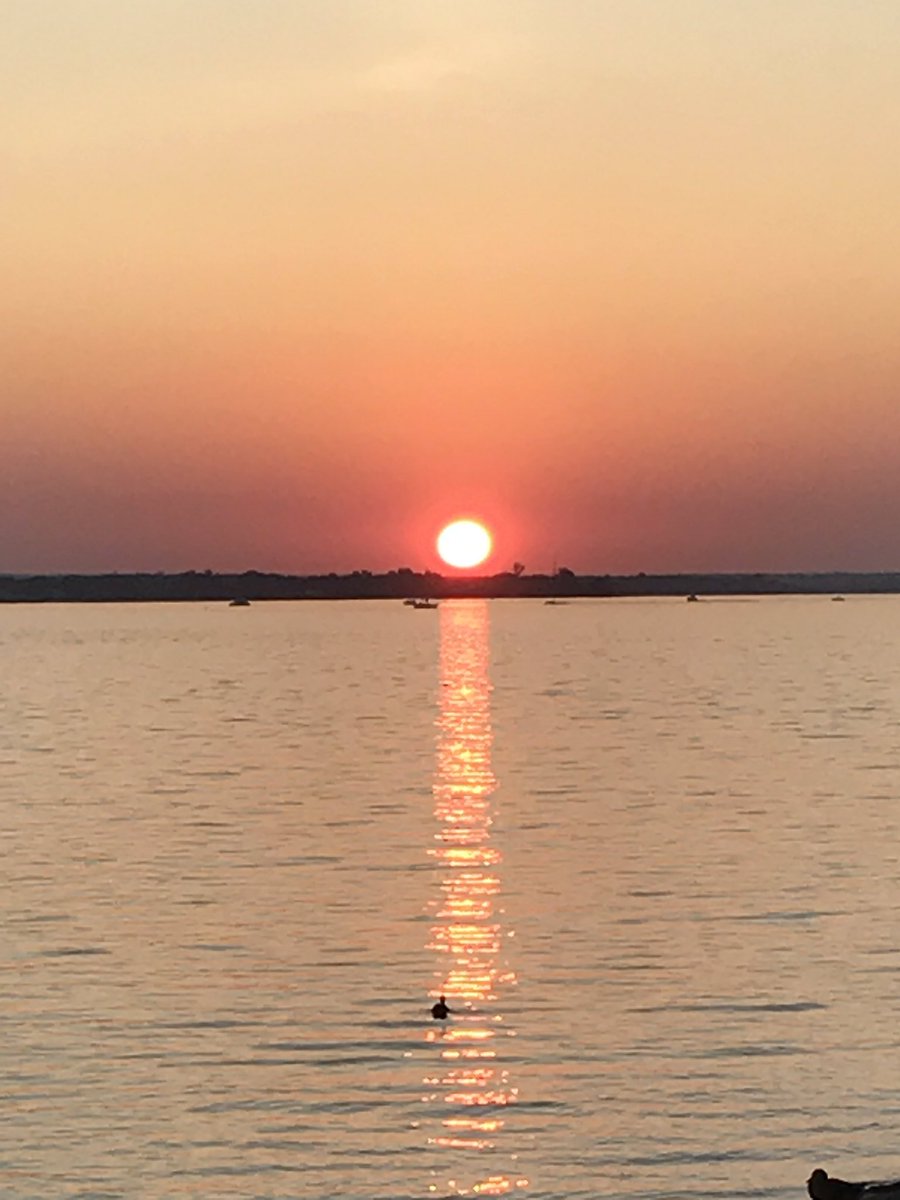 lhpoon's tweet photo. ☀️#Sunset #Ottawa #Canada
☀️ The Summer we never had...30C....Spectacular! #BrittanniaPark #OttawaRiver https://t.co/h8lEjcYed5