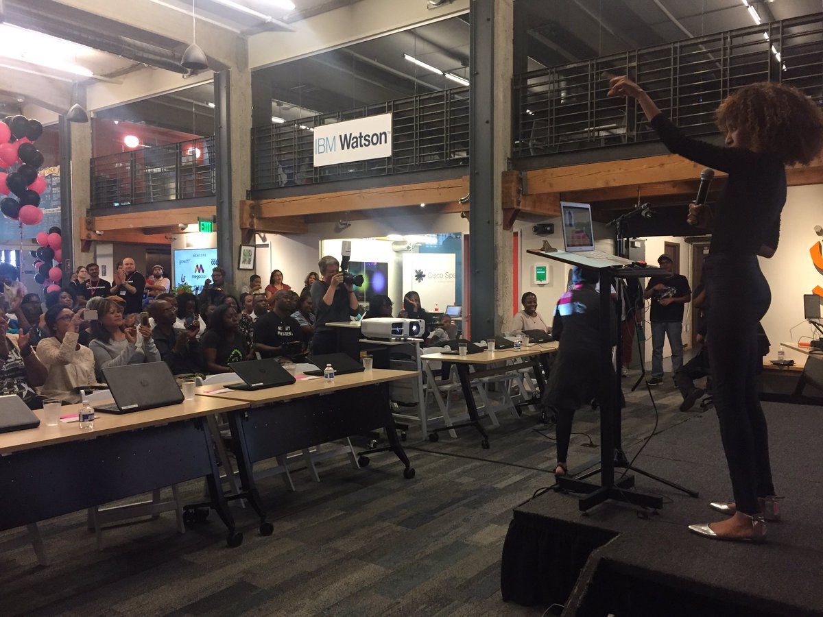BlackGirlsCode's tweet photo. @NikkiThomasTV announcing our judges at this year's #BGCHackathon #CodeBrighter https://t.co/423pcI3NCu