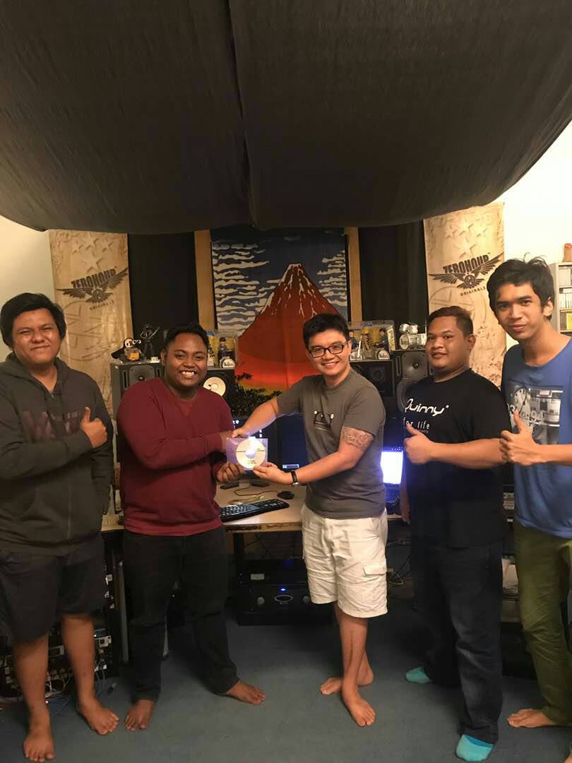 SkyFreedomBand's tweet photo. Alhamdulilah, selesai sudah mixing utk single pertama.Thanks to JD Pop Shuvit for the great mix.Excited weh!! 😍 #freedomania #indiemalaysia https://t.co/MbqhmAvVBN