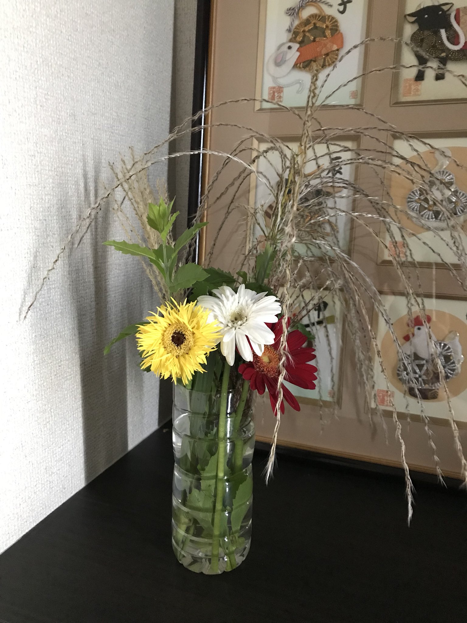 きか いい結果にしかならない占い師 娘が生け花から持ち帰ったお花を飾る 花瓶代わりにペットボトル これが結構使えるー 花が終わったらボトルもリサイクル T Co Zsnci4dgiw Twitter