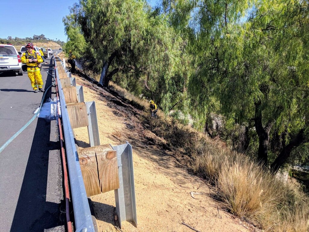 SD_Stuff's tweet image. LKS E26 &amp;amp; E203 assisting AlpineFireDist with vegetation fire on I-8. #AutomaticAid #SDCentralZone #Teamwork 

— Lak…