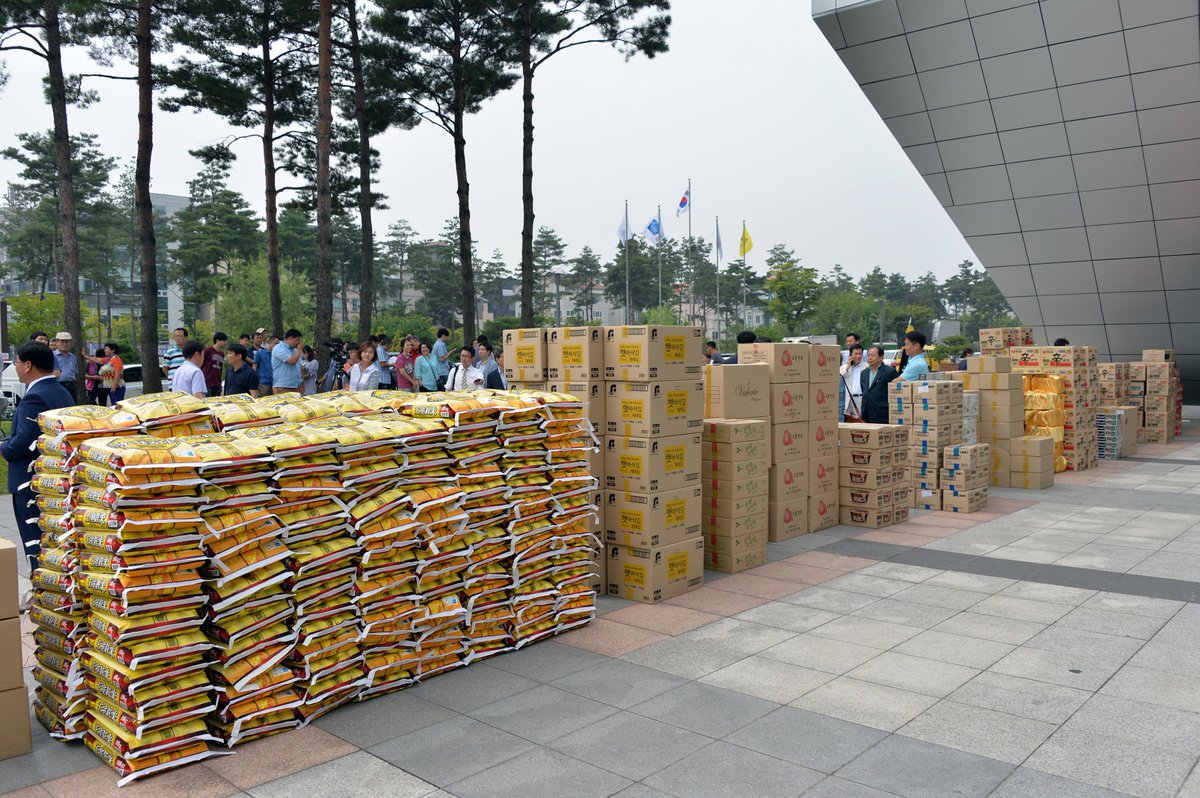 kgh8111's tweet image. 성남지역 28곳 식품 업체가 자사 제품을 어려운 이웃과 나누는 행사에 동참해 5000만원 상당을 기증한다고하네요. 짝짝짝~ ^^
9월 26일 오전 11시 #성남시 광장에서 ‘사랑의 식품 나누기 행사’ 열려 사회복지시설 25개소에 보내져요~ ^^