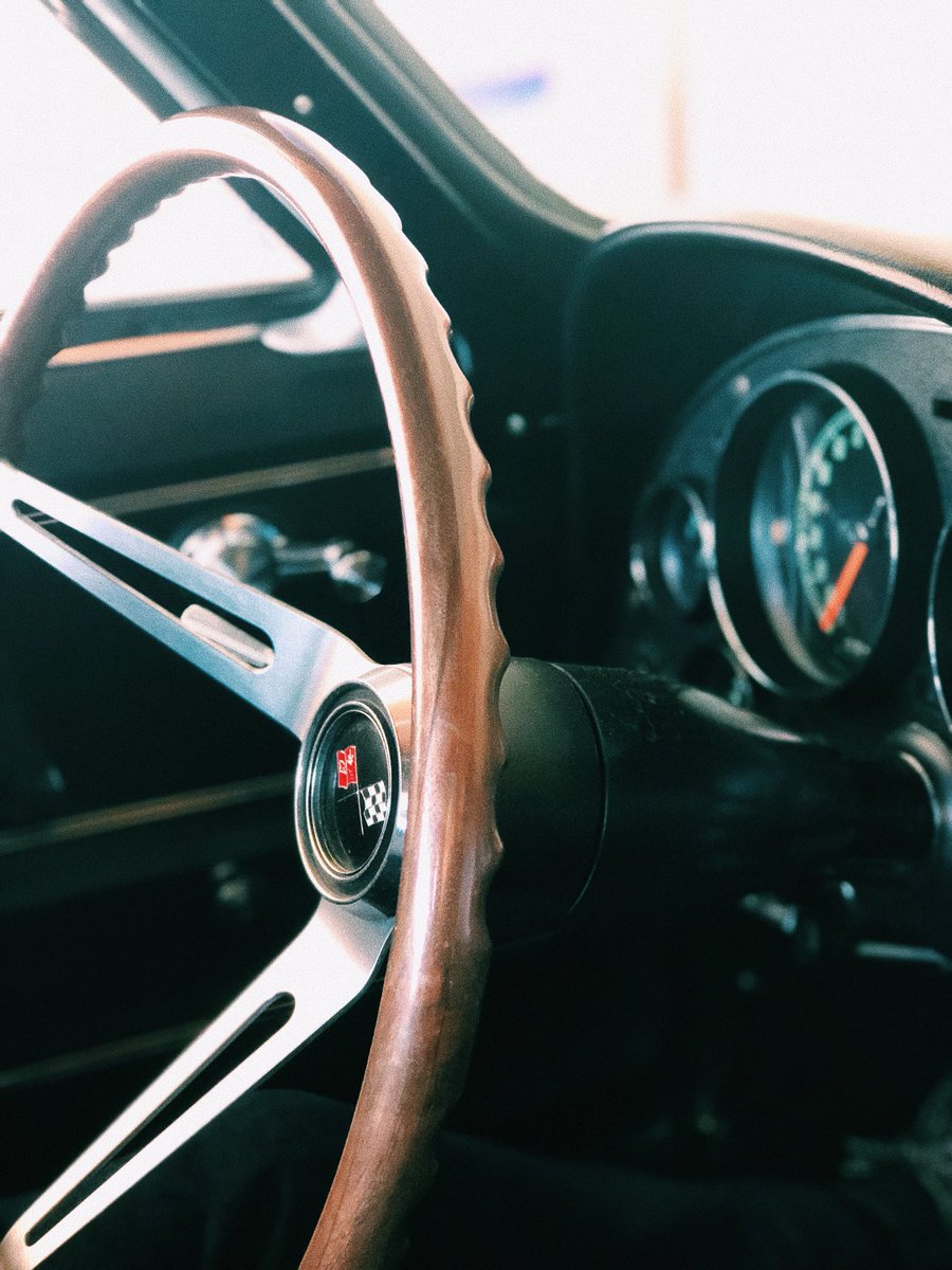 munartian's tweet photo. see now i’m gonna start taking pictures of everything ft my dads 1966 corvette. https://t.co/P93aXdIH91