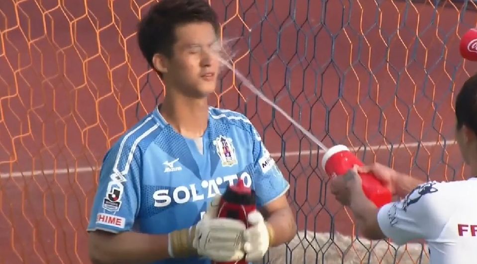 Japan Stars Info 動画 横浜fcのチュングンの 水かけ騒動 に愛媛gkパクソンスが冗談だと説明 パクソンス 愛媛 ジョンチュングン 横浜fc T Co Avqwwd5d9t T Co Dir2w6ceu2 Twitter