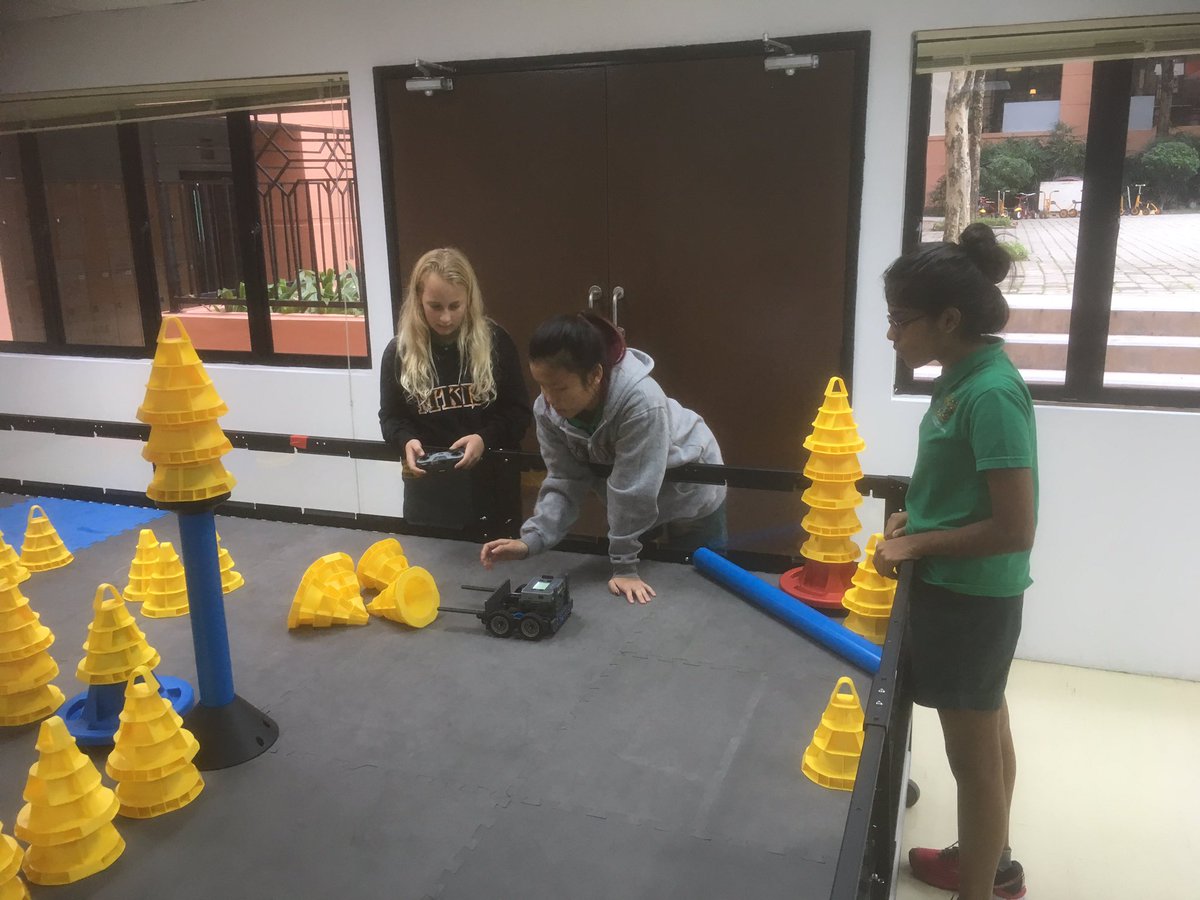 k5xr's tweet image. #MKISPride Gr7 Ss #Engineering phase of clearing &quot;landslide&quot; w #VEX #Robotics