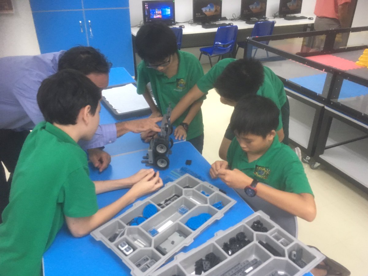 k5xr's tweet image. #MKISPride Gr7 Ss #Engineering phase of clearing &quot;landslide&quot; w #VEX #Robotics