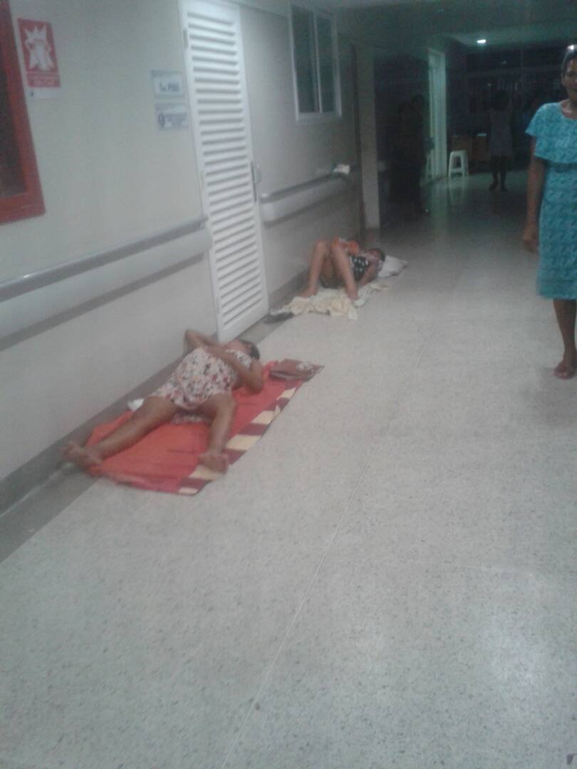 mariayanesh's tweet photo. En el día de ayer, 5 pacientes parieron en el suelo, en el Seguro Social del Hospital de Guaiparo en San Felix! #AsistenciaHumanitariaYA https://t.co/IoHaLupdTY