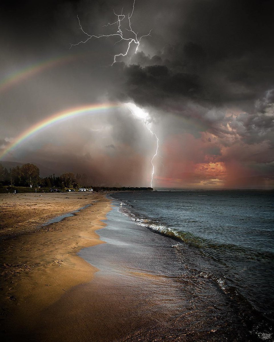 earthescope's tweet photo. A beautiful disaster over Sauble beach, Canada https://t.co/KyjIPwja8Q