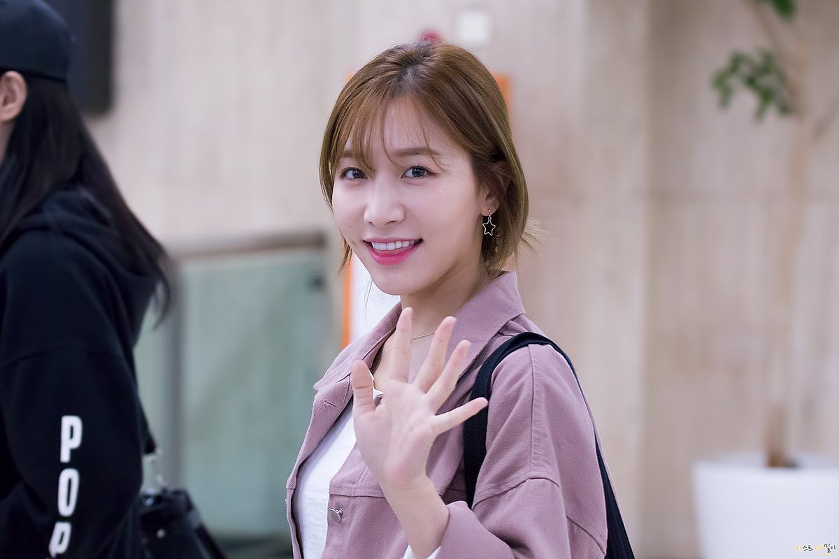 LastTae's tweet photo. 170925 - GMP #김포공항 #입국 - #라붐(#LABOUM) - #소연
@officialLABOUM @yeonM_M @SOYEON_LABOUM 

https://t.co/l46HbRki1r https://t.co/TfVr0D4nvg
