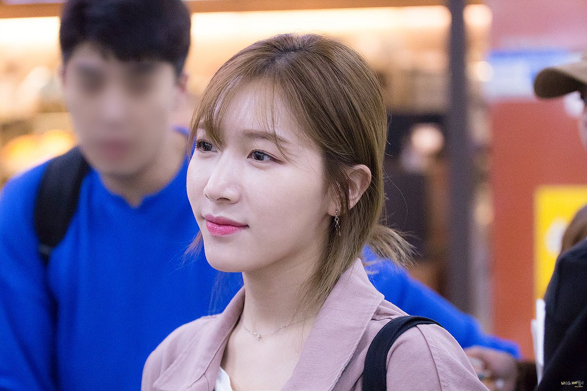 LastTae's tweet photo. 170925 - GMP #김포공항 #입국 - #라붐(#LABOUM) - #소연
@officialLABOUM @yeonM_M @SOYEON_LABOUM 

https://t.co/l46HbRki1r https://t.co/TfVr0D4nvg