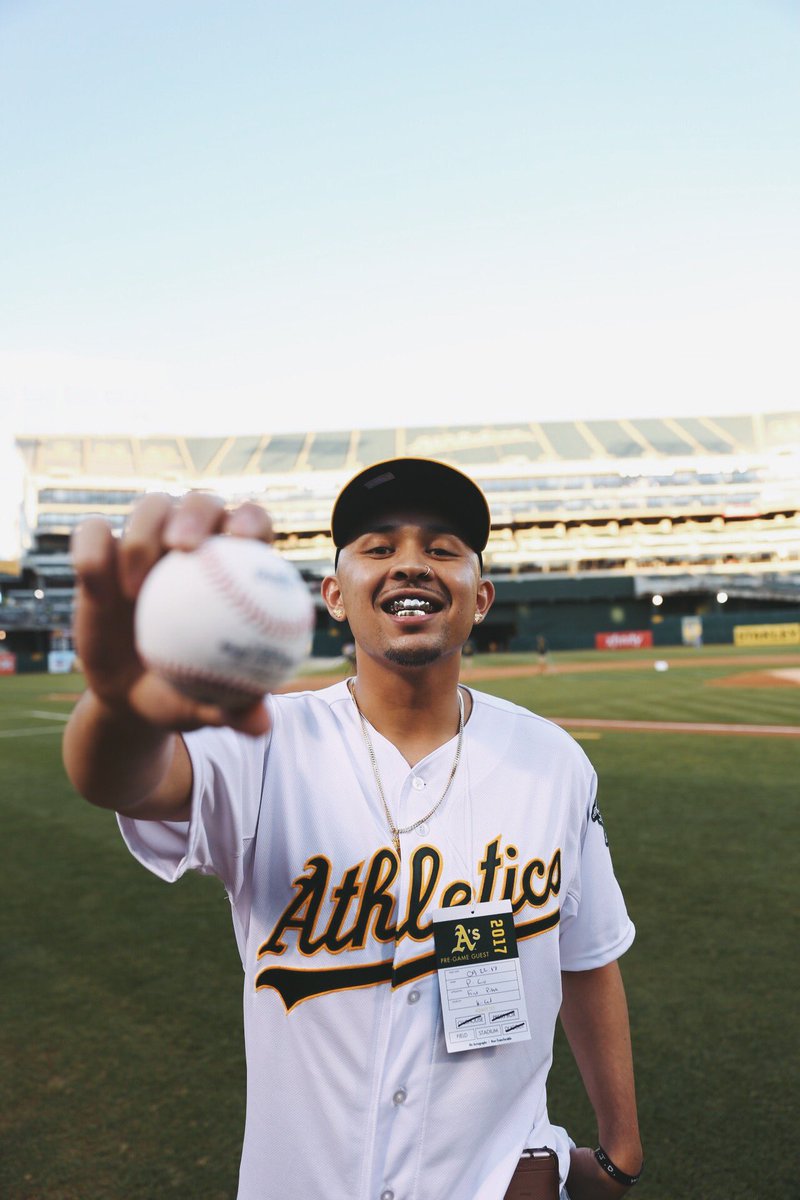 p_lo's tweet photo. First Pitch P-Lo @Athletics 💚💛🐘 https://t.co/FRBzoIKN4w