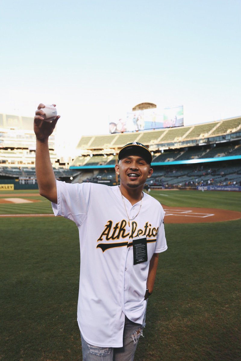 p_lo's tweet photo. First Pitch P-Lo @Athletics 💚💛🐘 https://t.co/FRBzoIKN4w