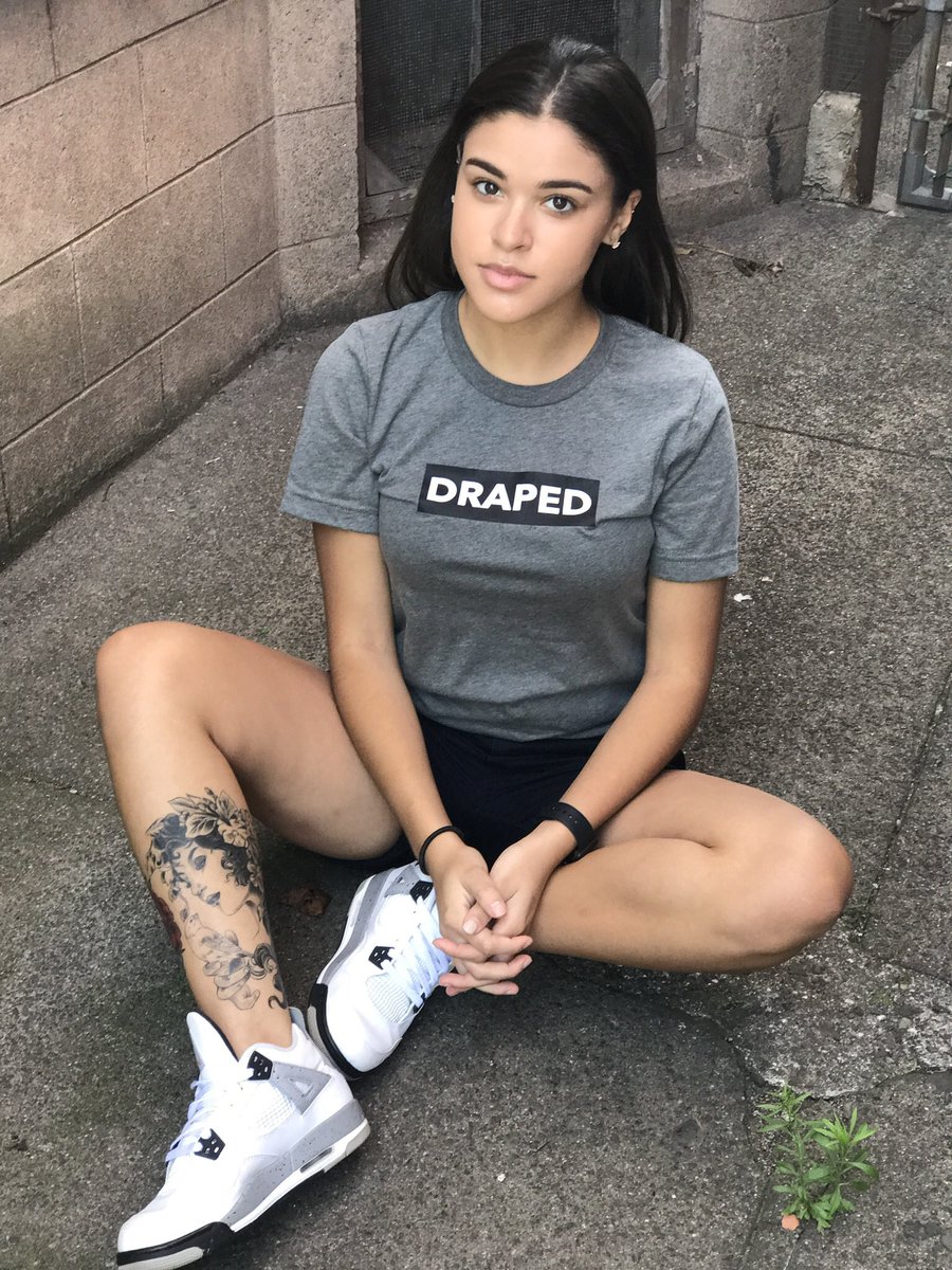 Melaax33's tweet photo. Had to make a new Twitter. I’m back 💜 https://t.co/u5fStP5R7c
