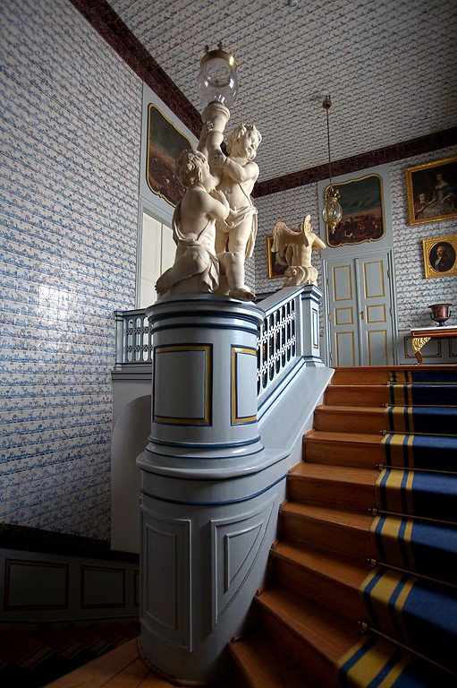FriesAardewerk's tweet photo. Even een stukje #historie. Dit is het paleis Nieborow in Polen. In het trappenhuis zitten #tegels van Harlinger makelij van rond 1700. https://t.co/rsve35a6wE
