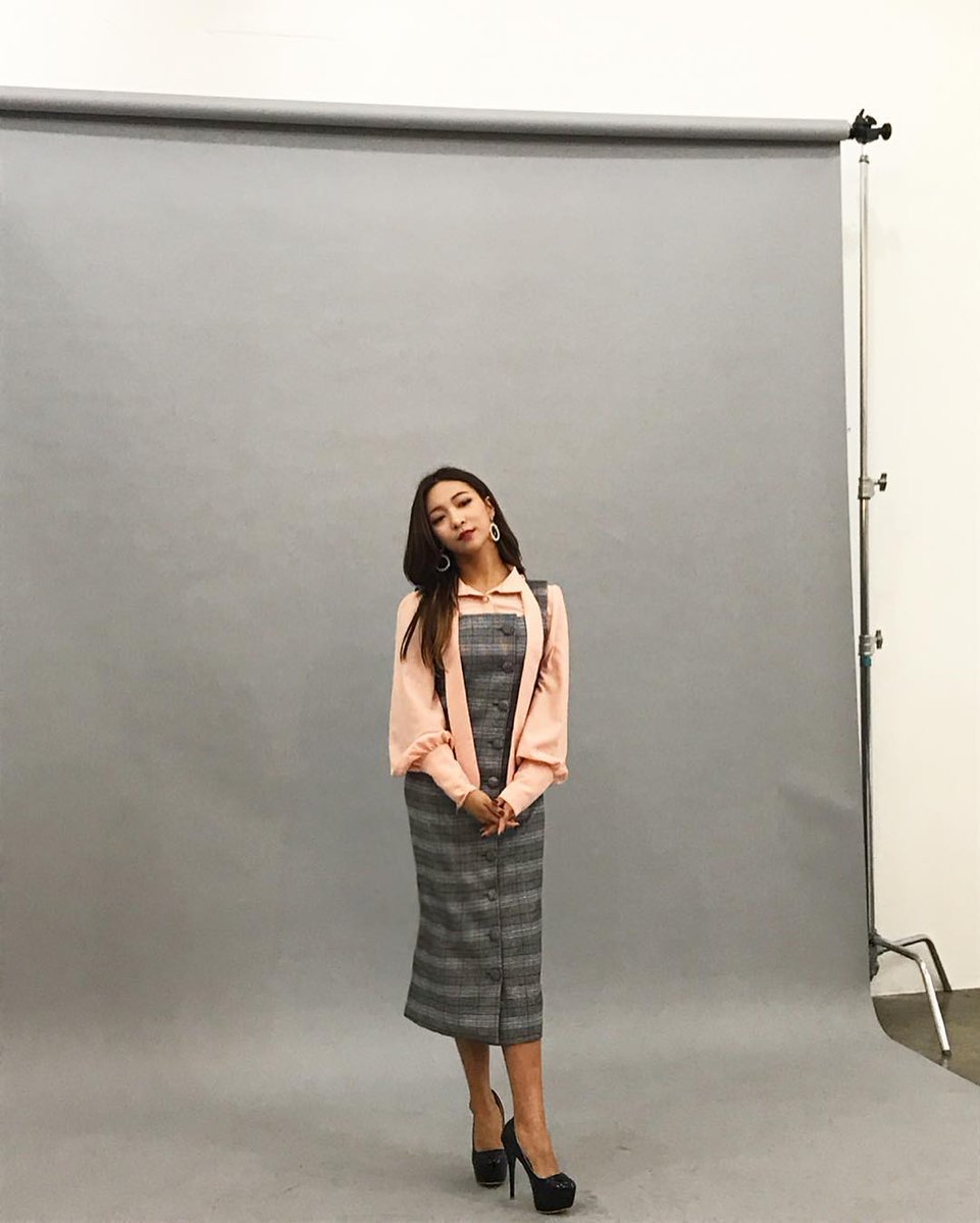 functionlove's tweet photo. 170925 f(Luna) = Instagram Update (2): "💋" https://t.co/lBvOfRBULq https://t.co/xk0u6o6Ma2