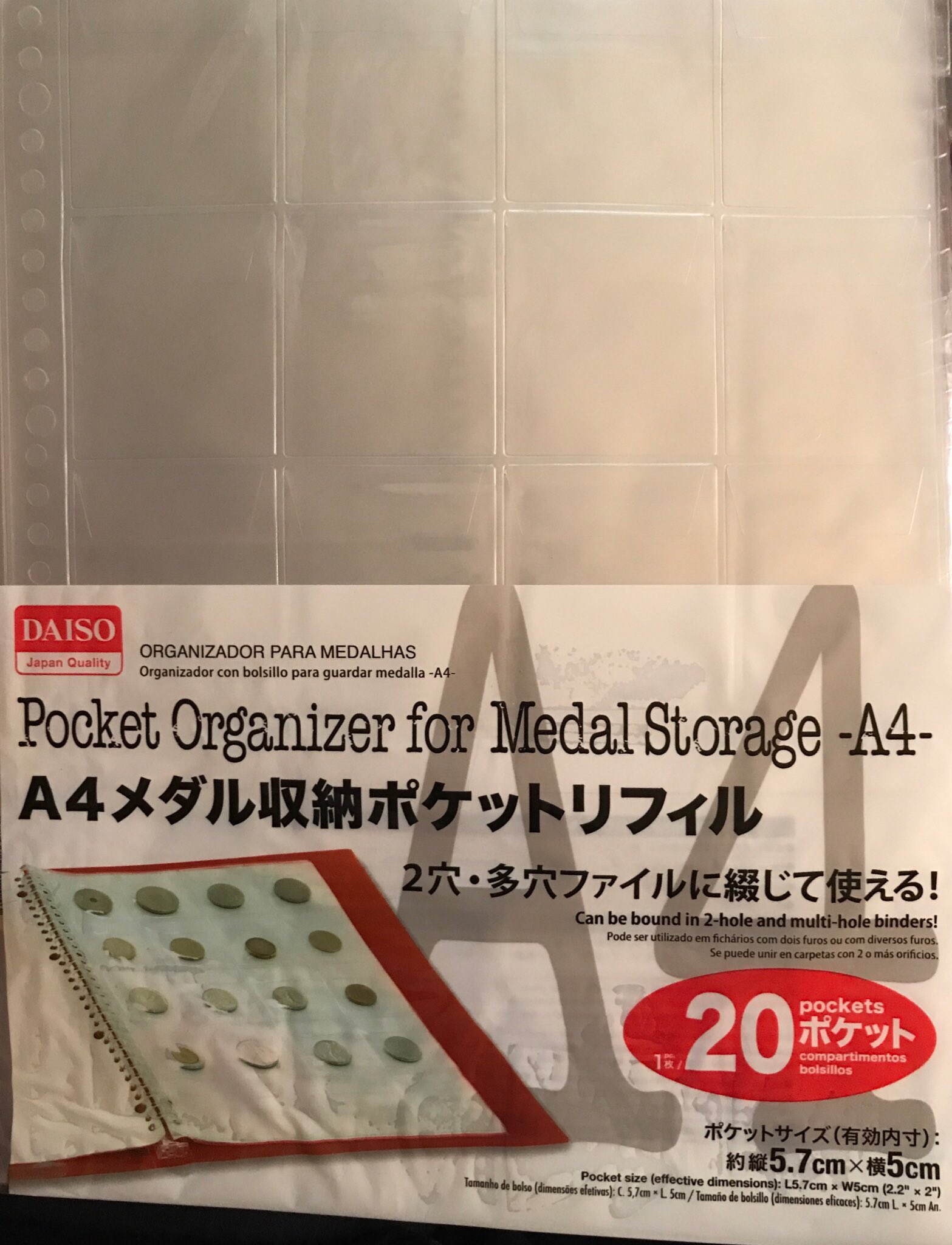 なつめ Auf Twitter 前もツイートしたんだけどダイソーのメダル収納ポケットリフィル 缶バッジの収納にぴったり 今回のバッジの大きい方はギリギリ入る 今回のキーホルダーはさすがに無理だけど とりあえずコレクション的に並べるならギリ許容範囲 かなw 我が家