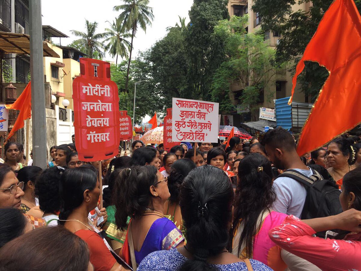 misagarpardeshi's tweet photo. @shivsenathane ShivSainiks hitting the streets of Thane &amp; protesting against growing inflation #ShivSenaForMaharashtra @AUThackeray https://t.co/nnR1yJ1oho