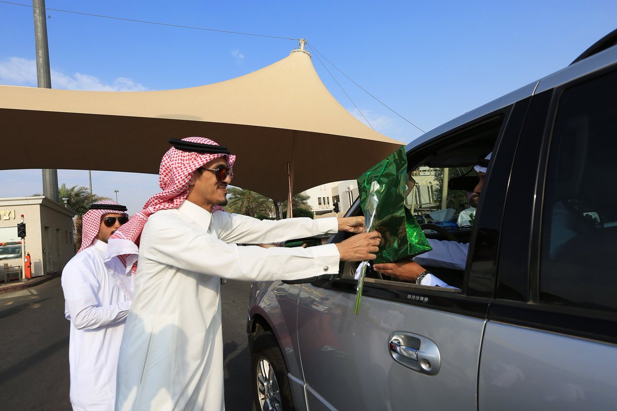 iu_edu's tweet photo. مدير #الجامعة_الإسلامية يستقبل منسوبيها بهدايا #اليوم_الوطني87_ https://t.co/ij18K3kUUC