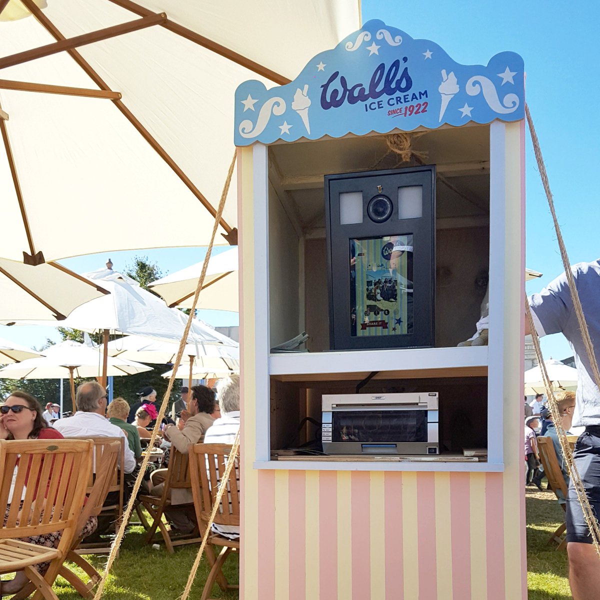 Is this not just the cutest #PhotoBooth style-up that you've ever seen!? #Summer #eventtech