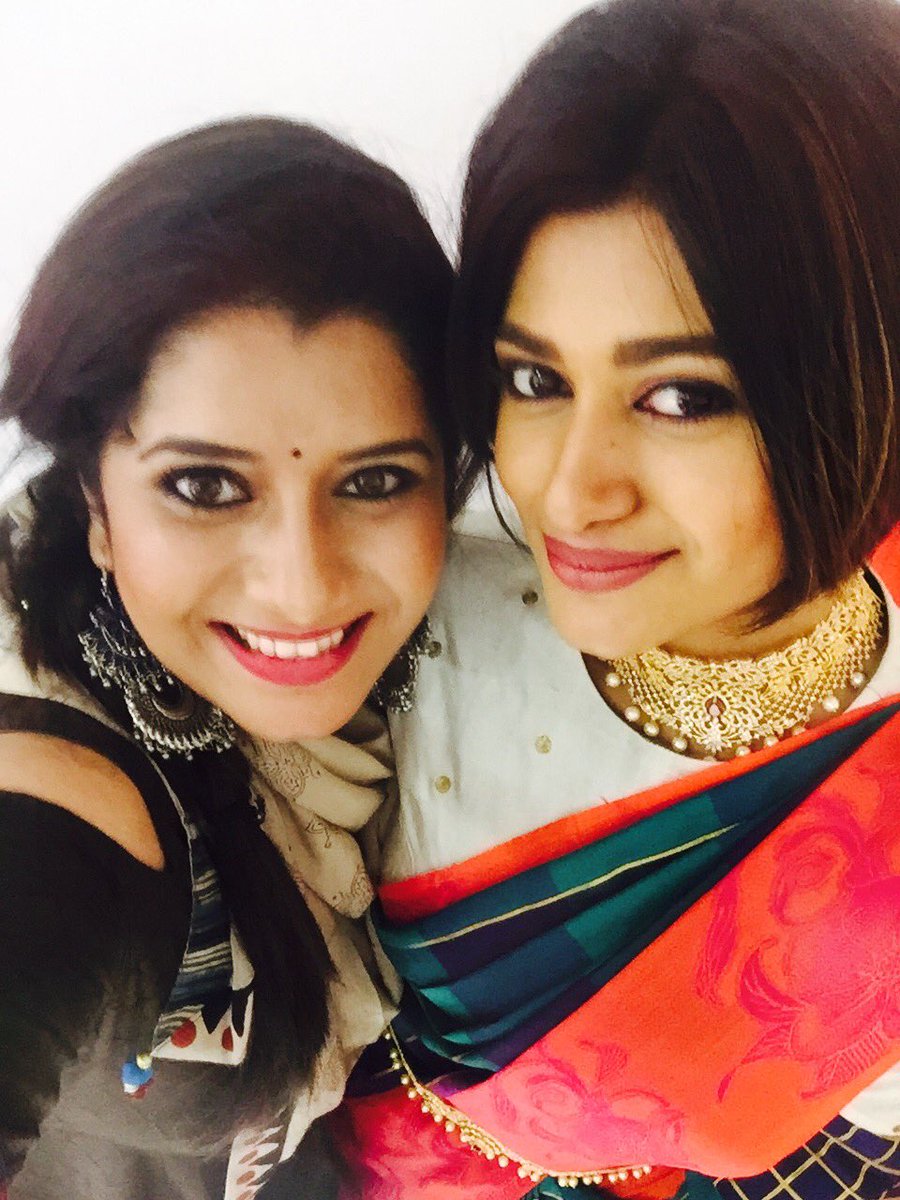 Priyanka2804's tweet photo. Finallyy met thalaivi @OviyaaSweetz 
You are a sweetheart. Energy bomb gal ni😘😘
#Oviyadaw❤️
#SaravanaStores #TheCrownMall https://t.co/27kFdMuV5t
