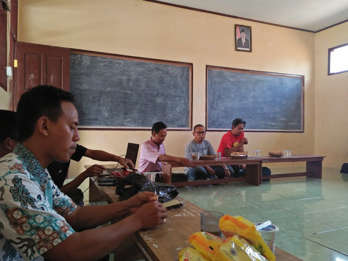 HasanAdimulya20's tweet photo. Team @PokjaDesa di Lakbok memberikan pemaparan pada Kepala Desa tentang #ManfaatDanaDesa @EkoSandjojo @jokowi @taufikmadjid71 @BappenasRI https://t.co/t2eqPip6sS