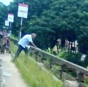 Friends please give a big clap to him who throw garbage into Kalpathi River :(
#Palakkad 
#SwachchBharatMission