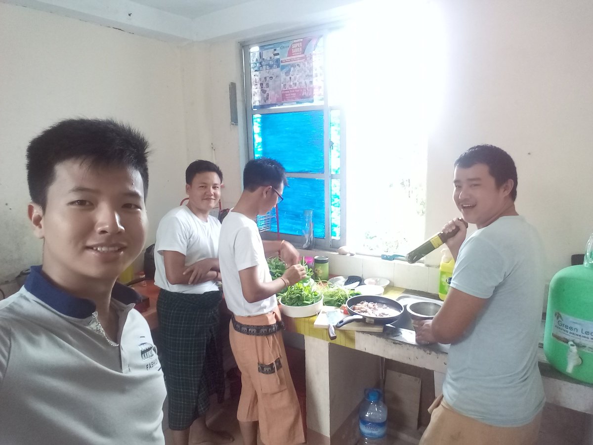 SaoSoe's tweet photo. @ပိတ္​ရက္​မွာ ညီအစ္​ကို​ေတြစံုညီစြာ ခ်က္​ျပဳတ္​စား https://t.co/ud5zjFeoQj